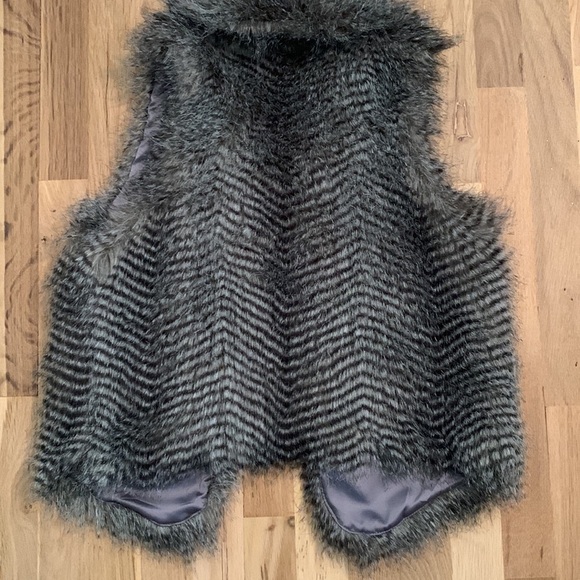 𝅺francesca’s Faux Fur Vest Gray & Dark Gray Striped Women’s Size Small - Picture 7 of 11